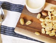 Kakšne so prednosti arašidov (surovih in praženih), varne stopnje uživanja in kdaj se arašidi spremenijo v alergen?